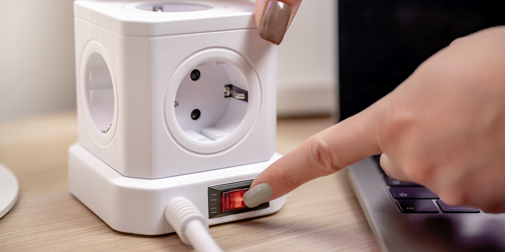 Newell-GaN-Power-Cube-9v1-bílá-17